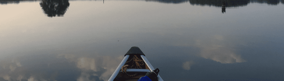 Ein Kanu auf einem See