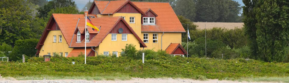 Unterkunft im Surfcamp mit Englisch in Langholz vom Wasser aus