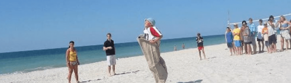 sackhüpfen am strand