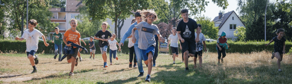 Kinder rennen auf einer Wiese