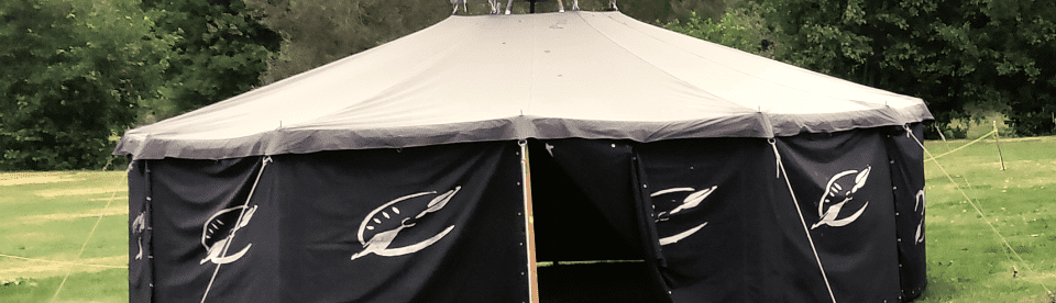 Ein Zelt auf einer Wiese