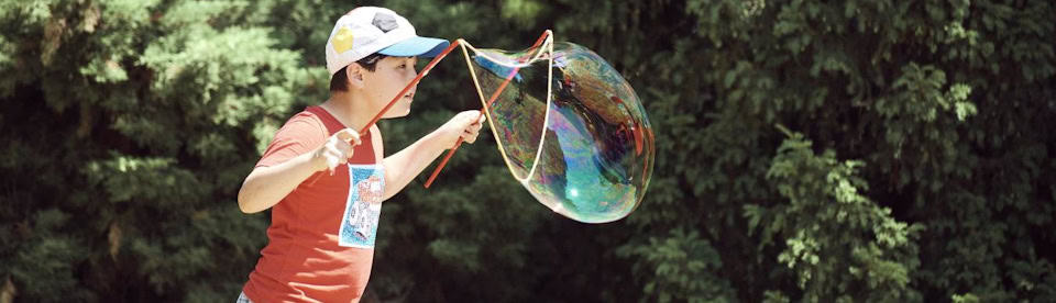 Junge mit Ginat Bubble in der Hand