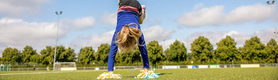 Mädchen schwingt in Handstand auf