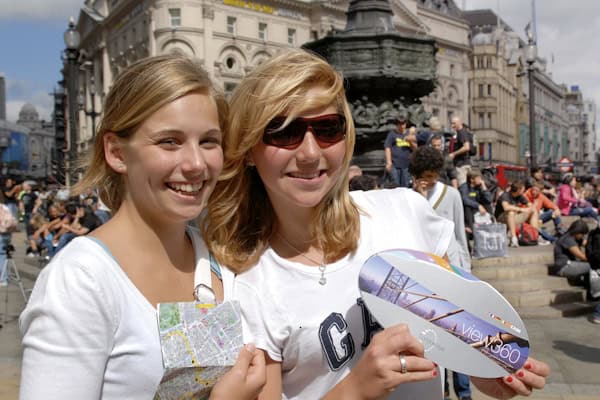 Junge Frauen machen eine Tour durch die Stadt