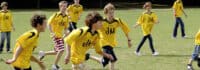 Jungen spielen Fußball in der Freizeit