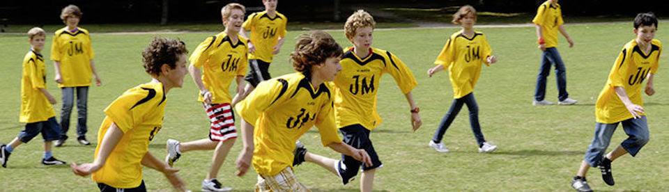 Jungen spielen Fußball in der Freizeit