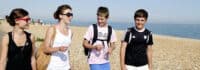 Schüler am Strand von Eastbourne