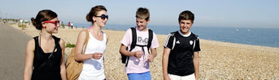 Schüler am Strand von Eastbourne