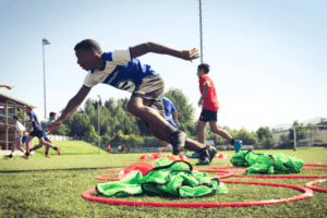 Fußball Ferienlager Junge sprintet