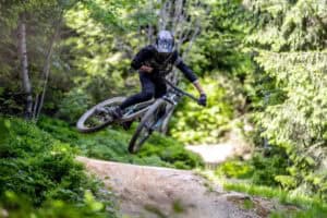 Junge in der Luft auf dem Mountainbike