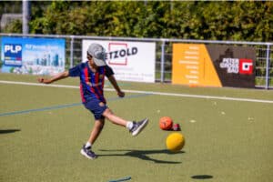 Junge schießt Schaumstoff Fußball im Fußballcamp Frankfurt