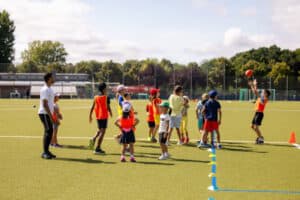 Kinder spielen mit Football 