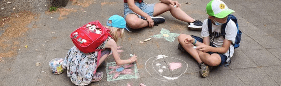 Kinder beim Kreidemalen