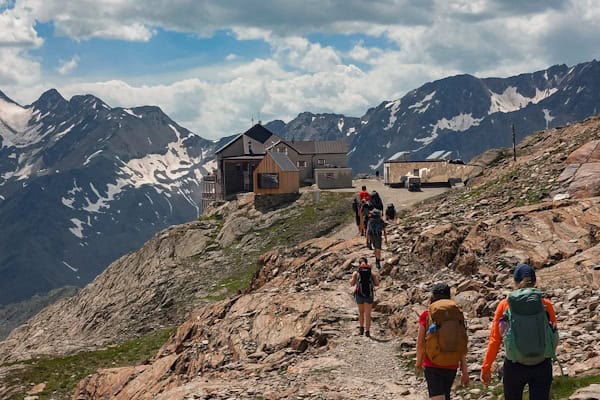 Jugendliche wandern inden Alpen