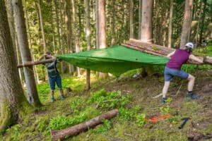 Jugendliche bauen eine Unterkunft