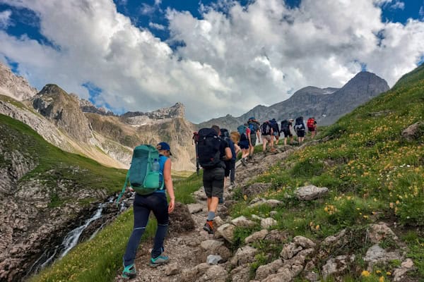 Junge Erwachsene wandern durch die Alpen