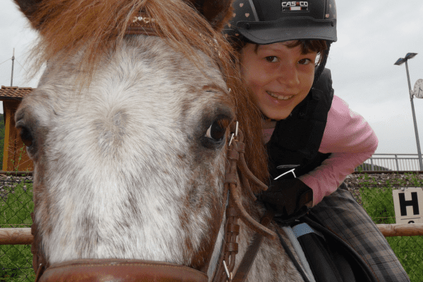 glückliches Mädchen auf einem Pferd