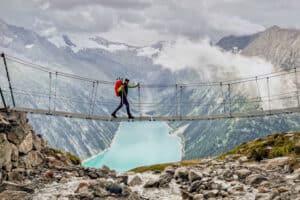 Junger Mann geht über Brücke