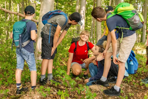 Jugendliche in der Wildnis