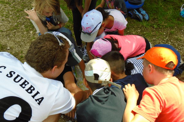 Kinder suchen Weg auf Karte im Wildniscamp