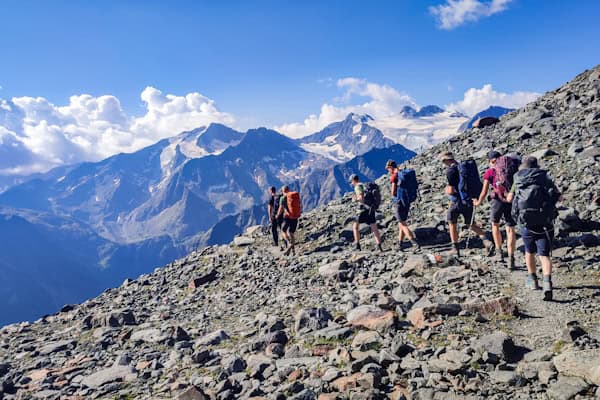 Junge Erwachsene wandern über ein Geröllfeld