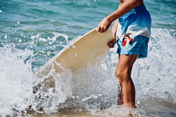 Ob Segeln oder Surfen in dem Wassersportcamp hast du Spaß