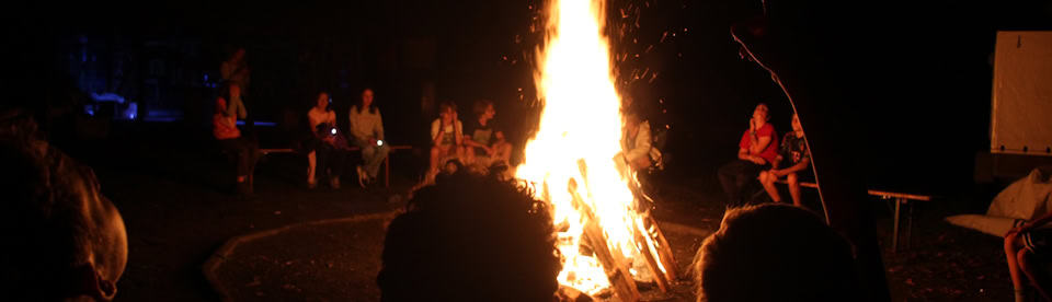 Lagerfeuer im Survivalcamp