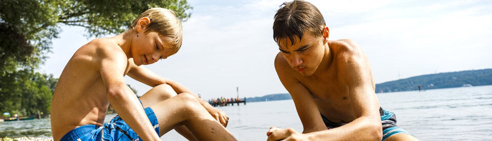 Jungen spielen am See