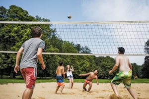 Kinder spielen Beach-Volleyball