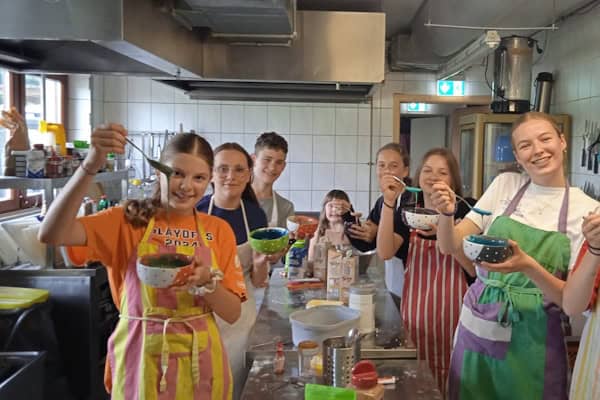 Jugendliche bereiten das Essen zu