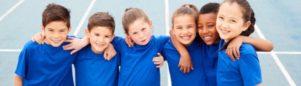 Kinder in der Sporthalle