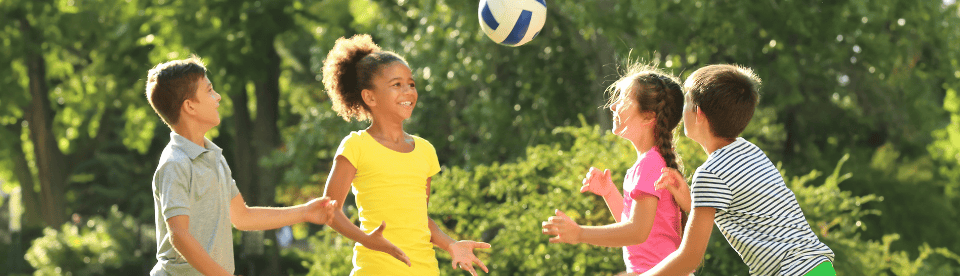 Kinder spielen zusammen mit einem Ball