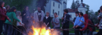 Lagerfeuer mit einer Kindergruppe