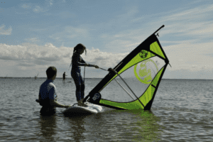 Mädchen auf Windsurfboard