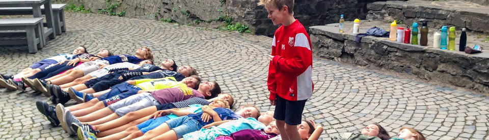 Kinder spielen im Innenhof