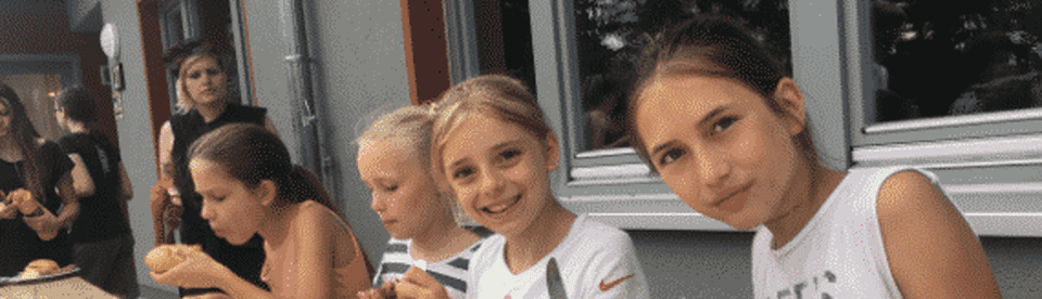 Vier Mädchen beim Essen