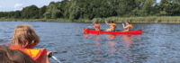 Zwei Kanus auf einem See im Finanz Camp Schloss Leizen