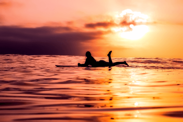 Entspanne auf dem Surfbrett und genieße deine Surfcamps