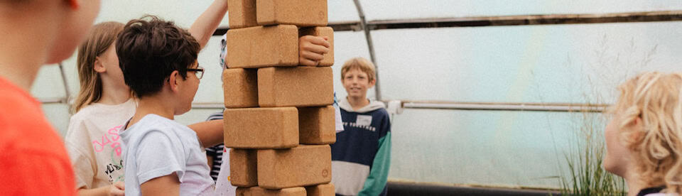 Kinder spielen Gruppenspiele