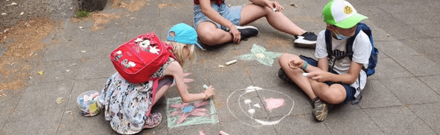 Kinder malen mit Kreide