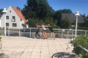 Kinder spielen Polonaise auf Terrasse