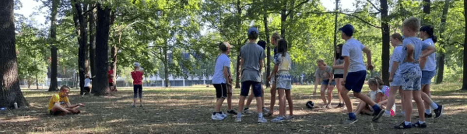 Kinder spielen im Wald