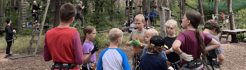 Kinder im Kletterwald